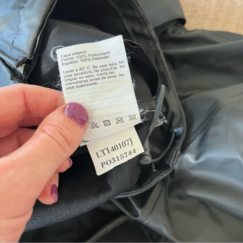Helly Hansen Kid's 16 Waterproof Rain Jacket. - Picture 10 of 10